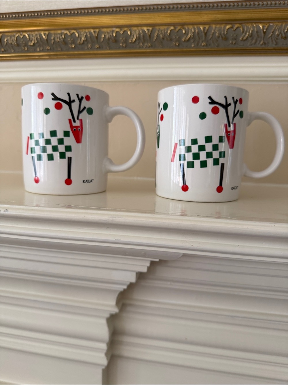 4 💚Kosta Boda White Ceramic Mugs with Green & Red Reindeer Motif;New, Never Used